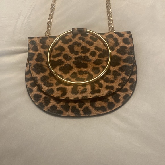 Trouvé leopard print small crossbody with gold chain. - Picture 4 of 10